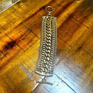 Pretty gold bracket. In good condition.